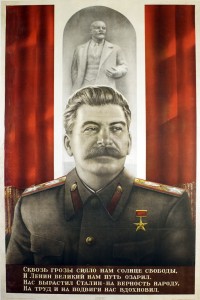 PP 122: El sol de la libertad ha brillado a través de la tormenta 
y el gran Lenin ha iluminado nuestro camino;
Stalin nos ha formado para ser fieles a la nación,
y nos motiva para trabajar y ser héroes.