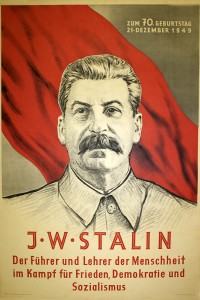 PP 169: En su 70 cumpleaños, el 21 de diciembre de 1949.
J.W. Stalin
El líder y maestro de la humanidad en la lucha por la libertad, la democracia y el socialismo